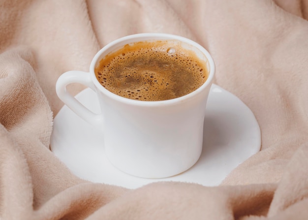 Grand angle de tasse de café du matin sur le lit