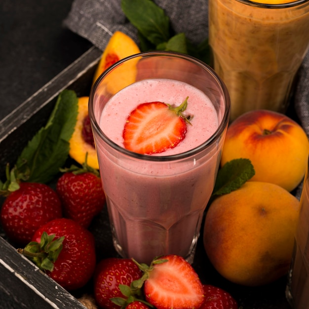 Grand angle de verre milkshake avec fraise et pêches