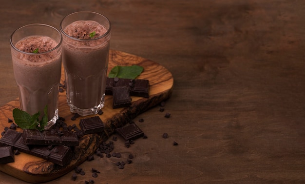 Grand angle de verres à milk-shake avec espace copie et chocolat