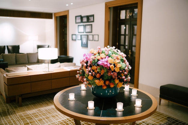 Grand arrangement floral dans un vase lors d'un mariage dans le hall de l'hôtel
