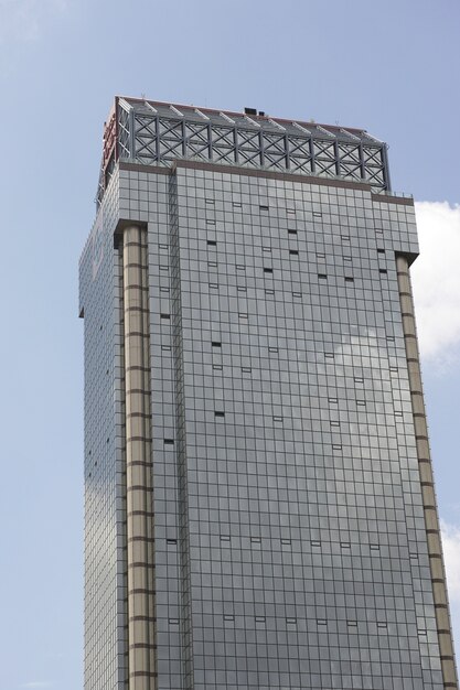 Grand bâtiment avec des fenêtres en verre