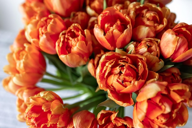 Grand bouquet de tulipes orange dans une vue de dessus de vase