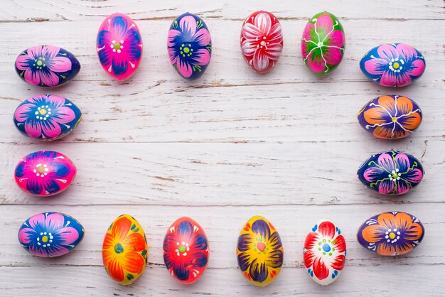 Grand cadre d&#39;oeufs de Pâques colorés