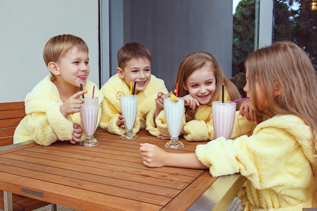 Grand groupe d'amis prenant du bon temps avec des cocktails au lait.