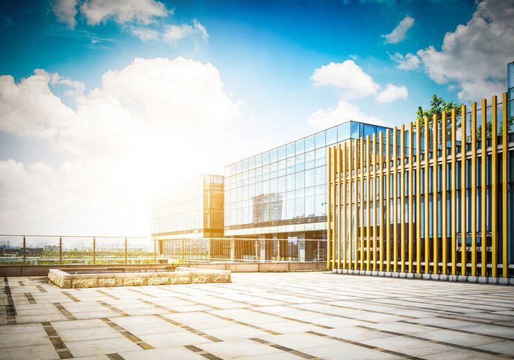 Photo gratuit grand immeuble de bureaux moderne