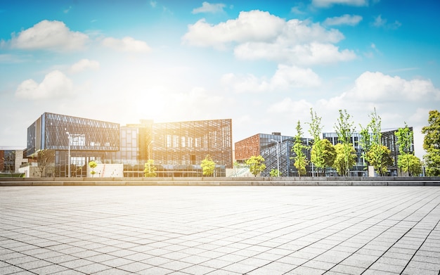 Grand immeuble de bureaux moderne