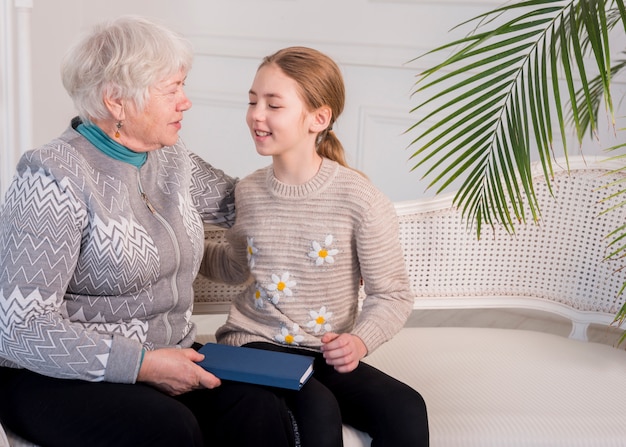 Photo gratuite grand-mère âgée posant