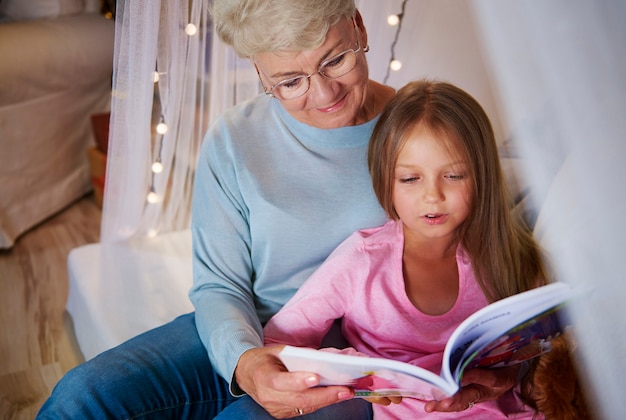 Grand-mère apprend à sa petite-fille comment l'orthographe