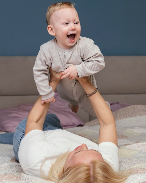 Grand-mère au lit tenant son petit-fils