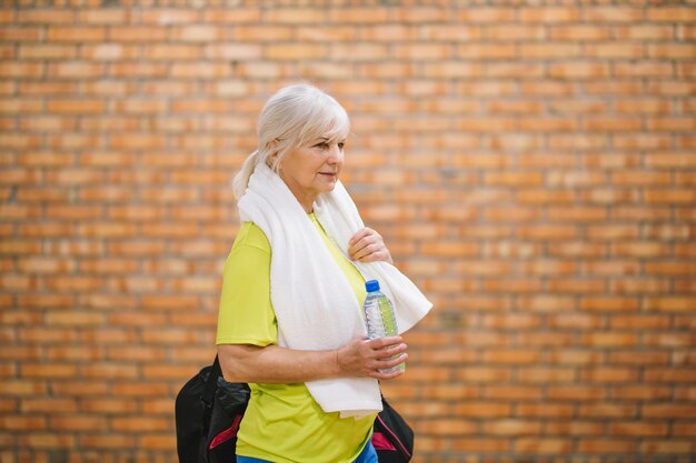 Grand-mère dans un centre de fitness