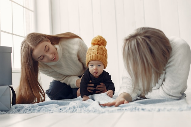 Grand-mère élégante à la maison avec sa fille et son petit-fils