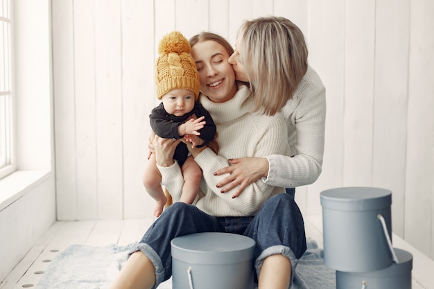 Grand-mère élégante à la maison avec sa fille et son petit-fils