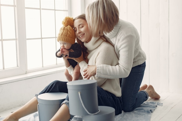 Grand-mère élégante à la maison avec sa fille et son petit-fils