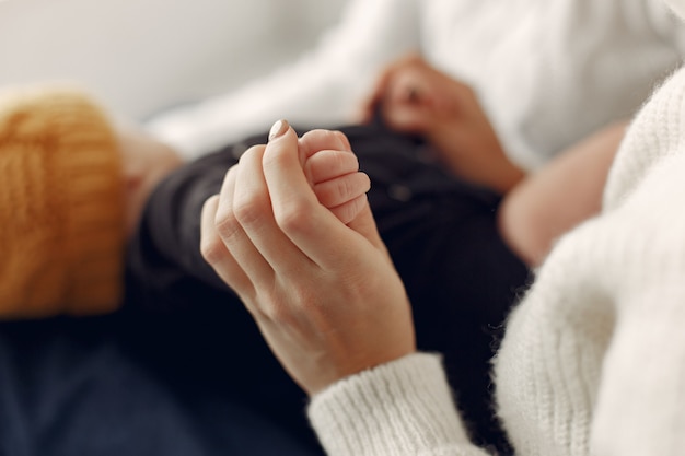 Grand-mère élégante à la maison avec sa fille et son petit-fils