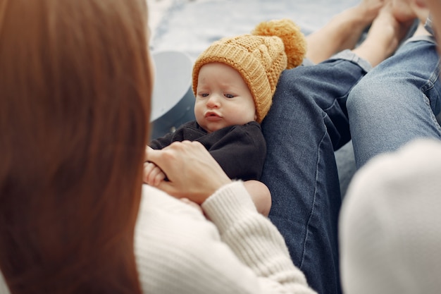 Photo gratuite grand-mère élégante à la maison avec sa fille et son petit-fils