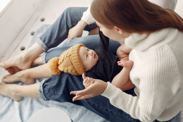 Grand-mère élégante à la maison avec sa fille et son petit-fils