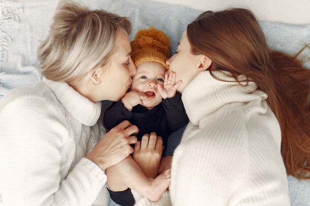 Grand-mère élégante à la maison avec sa fille et son petit-fils