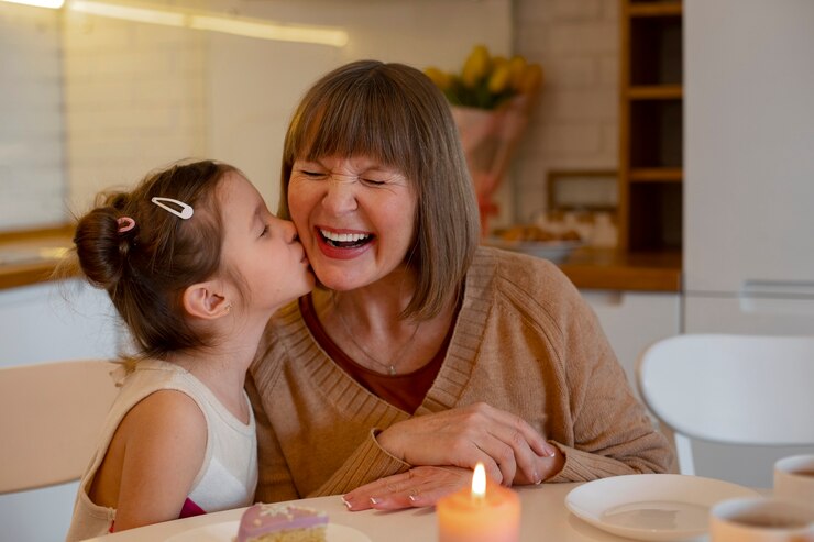 Photo gratuit grand-mère embrassée sur la joue par la famille