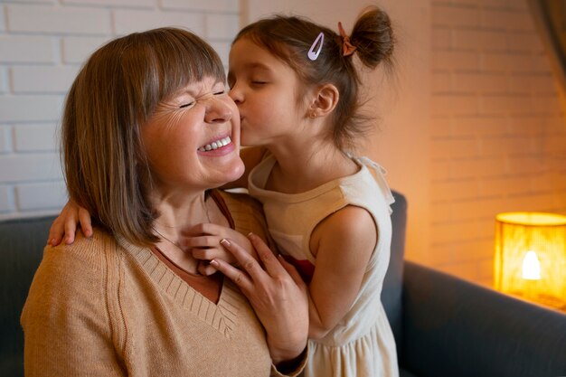 Grand-mère embrassée sur la joue par la famille