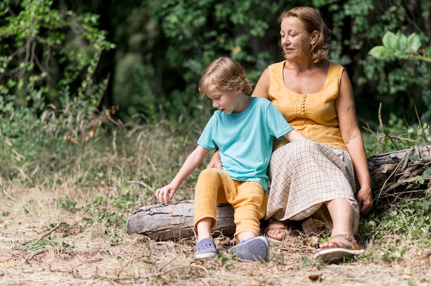 Grand-mère et enfant assis à l'extérieur