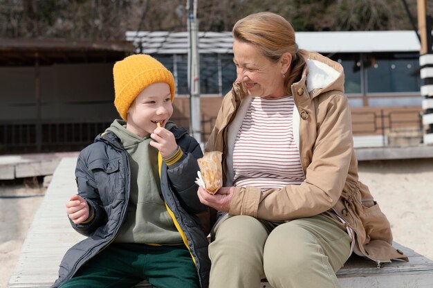 Grand-mère et enfant avec des collations