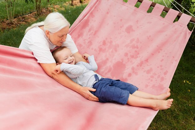 Grand-mère et enfant de coup moyen