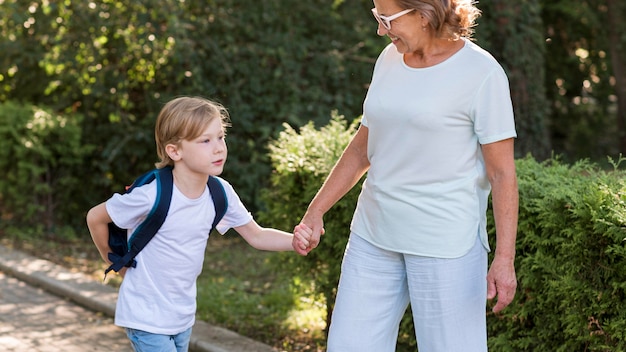 Grand-mère et enfant dans le parc