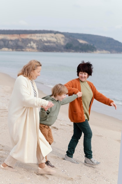 Grand-mère et enfant heureux plein coup