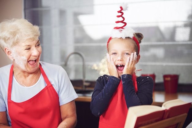 Grand-mère avec enfant s'amusant