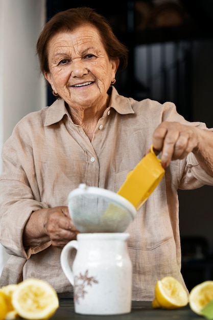 Grand-mère faisant de la limonade