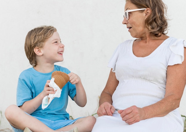 Grand-mère et fils avec de la glace