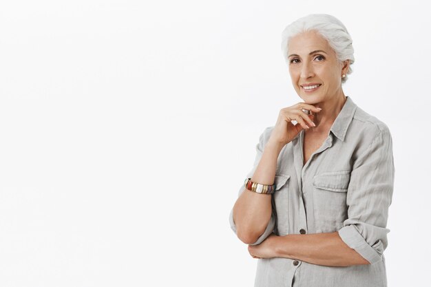 Grand-mère heureuse à l'air heureux, souriant