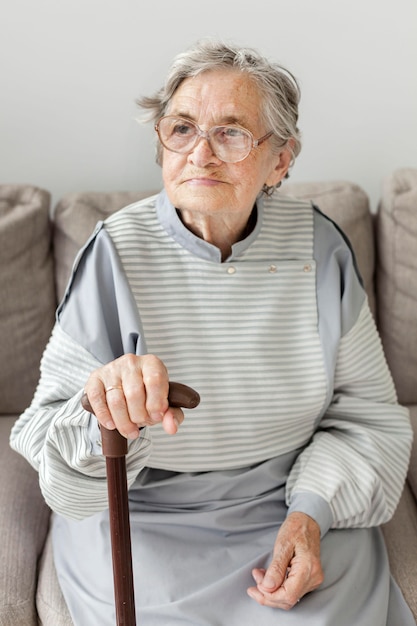 Photo gratuite grand-mère avec des lunettes à la maison