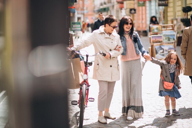 Grand-mère mère fille shopping