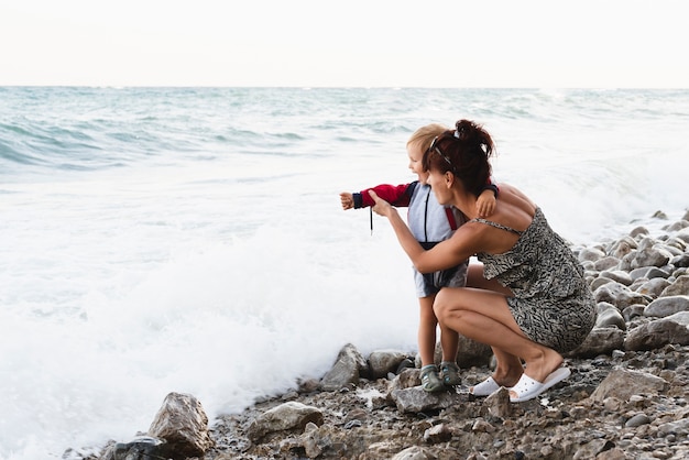 Photo gratuite grand-mère montrant à petit-fils la mer