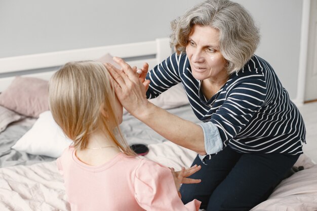 Grand-mère passe du temps avec sa petite-fille dans la chambre