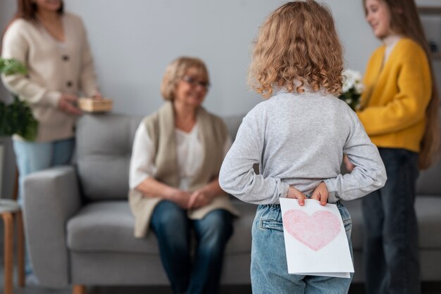 La grand-mère passe du temps avec ses petits-enfants.