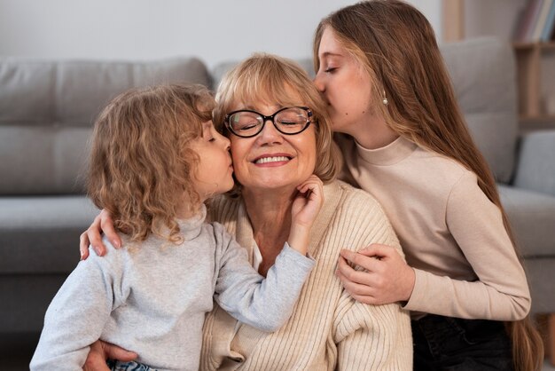 La grand-mère passe du temps avec ses petits-enfants.