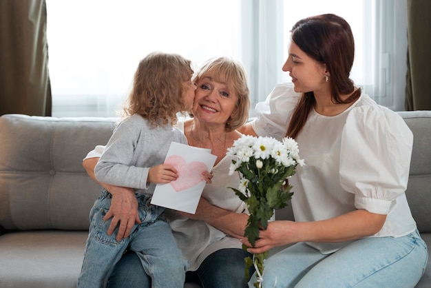 La grand-mère passe du temps avec ses petits-enfants.