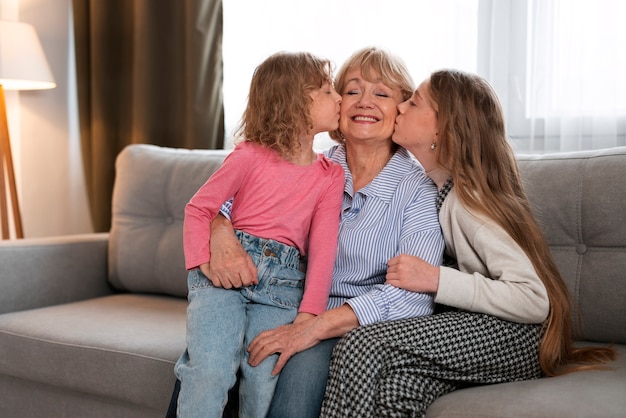 Photo gratuite la grand-mère passe du temps avec ses petits-enfants.