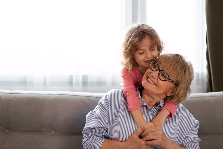 Photo gratuit la grand-mère passe du temps avec ses petits-enfants.