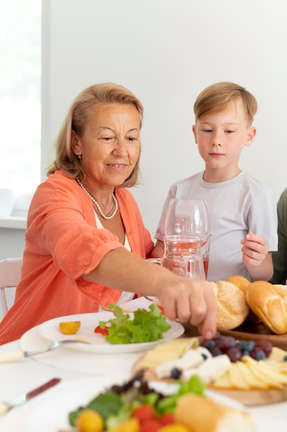 Grand-mère passe du temps avec son petit-fils