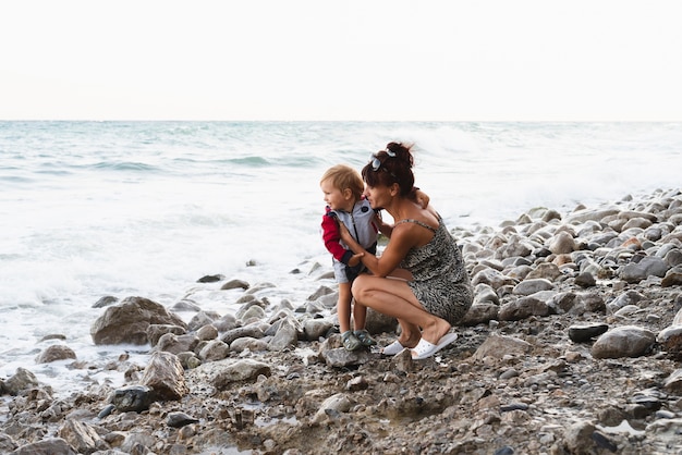 Grand-mère et petit-fils regardant la mer