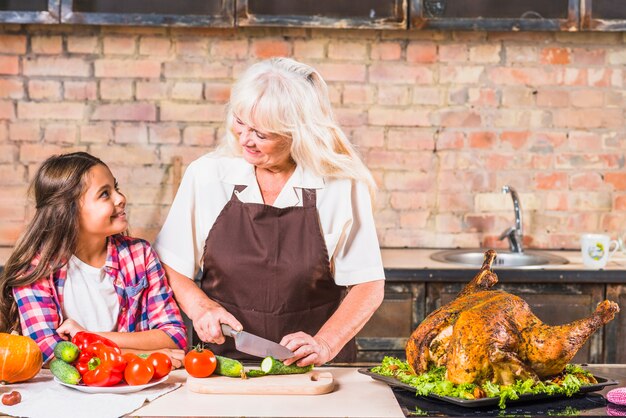 Grand-mère, petite-fille, cuisine, dinde, cuisine