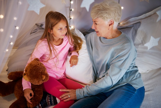 Grand-mère et petite-fille interagissant dans la chambre