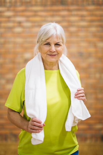 Photo gratuite grand-mère sportive