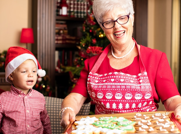 Photo gratuite grand-mère tenant un plateau avec des biscuits de noël