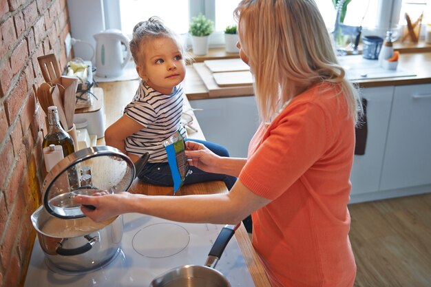 Grand-mère, tu sais toujours quoi ajouter à la soupe