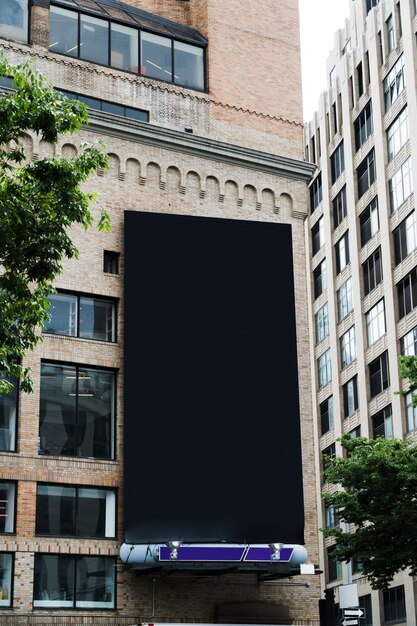 Grand modèle de panneau d'affichage sur le bâtiment de la ville