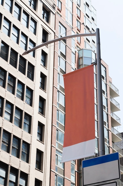Grand modèle de panneau d&#39;affichage sur la construction en ville